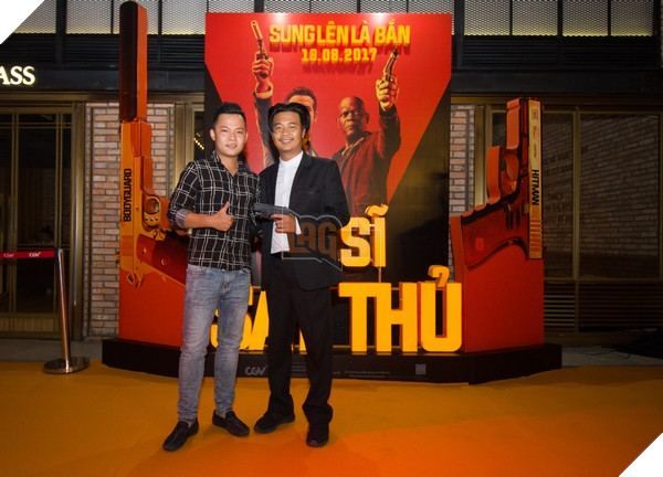 Tài Smile giản dị trong bộ vest đen, vui vẻ chụp hình cùng người hâm mộ