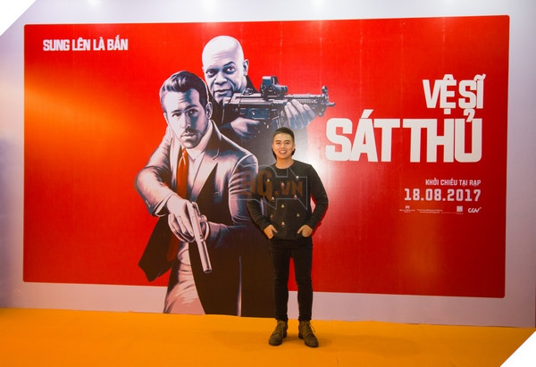 Nam diễn viên Duy Khánh tham gia Họp báo chụp hình lưu niệm