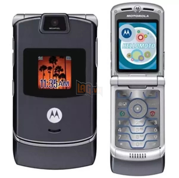 
Chiếc điện thoại mỏng đầu tiên được tung ra thị trường, thời đó mà có Motorazr thì đảm bảo thu hút không biết bao nhiêu ánh nhìn. Thiết kế mượt mà, màu bạc tuyệt đẹp, và quan trọng hơn cả, là một chiếc máy di động gập, Motorazr rõ ràng là chiếc di động đỉnh nhất của Motorola tính cho đến thời điểm đó.
