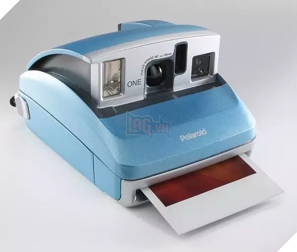 
Những chiếc máy ảnh này giờ đã lỗi thời với kỉ nguyên công nghệ số. Tuy nhiên nó là một công nghệ cực kì tối tân ở thời điểm ra mắt, có lẽ vì là thứ duy nhất cho phép bạn chụp ảnh và in nó ra trong nháy mắt!
