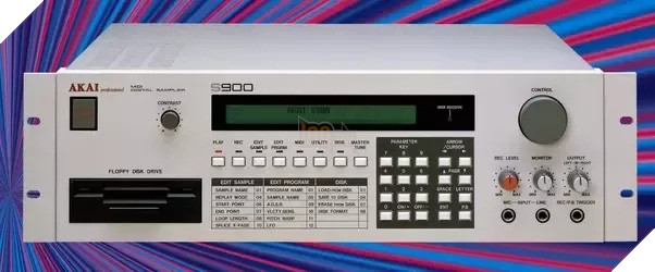 
Cực kì đắt đỏ, cực kì đáng ngưỡng mộ. Chúng ta từng hay ghé thăm các cửa hàng âm nhạc chỉ để ngắm nghĩa những món đồ này. Giá của chúng cũng quá tầm với hầu hết đám đông vào thời điểm đó
