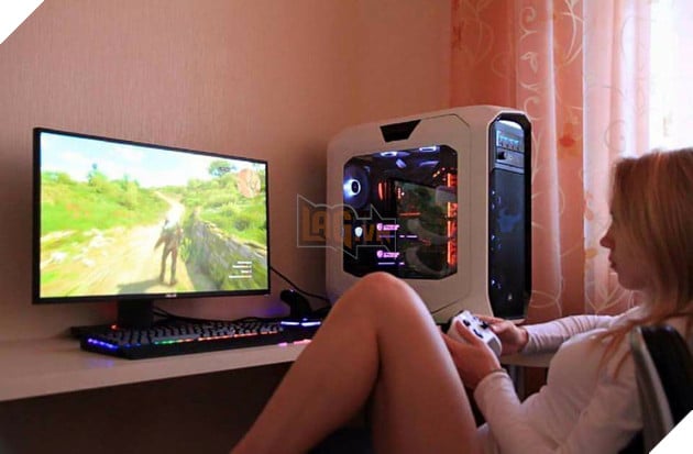 Choáng với đại gia mua máy tính 200 triệu về rồi cho bạn gái xinh đẹp ngồi chơi game