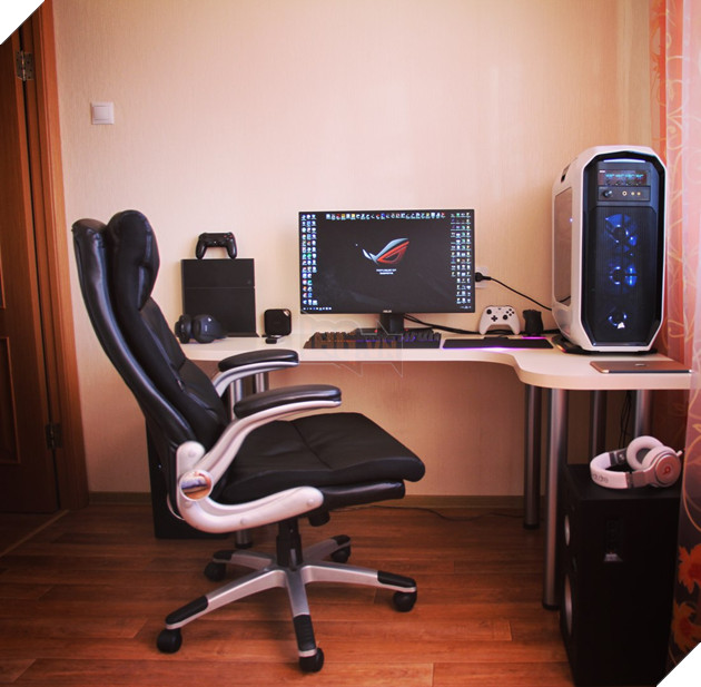 Choáng với đại gia mua máy tính 200 triệu về rồi cho bạn gái xinh đẹp ngồi chơi game