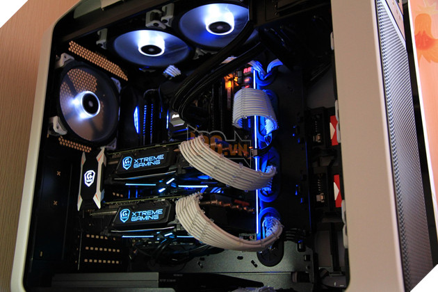 Choáng với đại gia mua máy tính 200 triệu về rồi cho bạn gái xinh đẹp ngồi chơi game