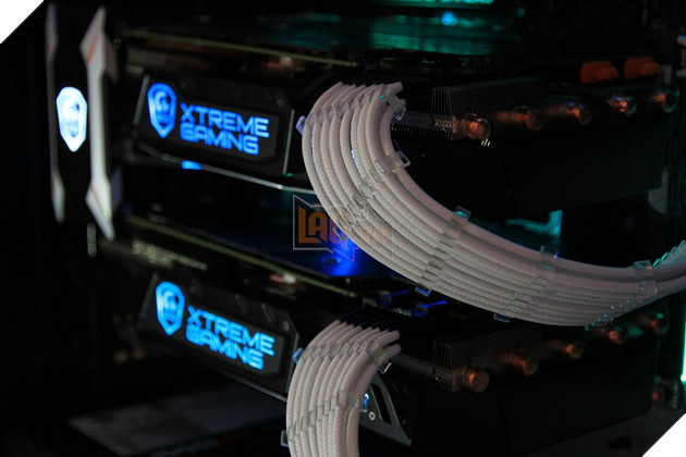 Choáng với đại gia mua máy tính 200 triệu về rồi cho bạn gái xinh đẹp ngồi chơi game