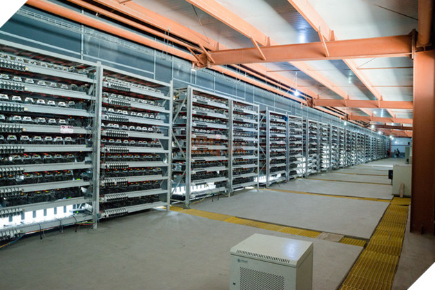
Hàng dài những chiếc kệ chứa máy đào litecoin trong một nhà xưởng ở Ordos
