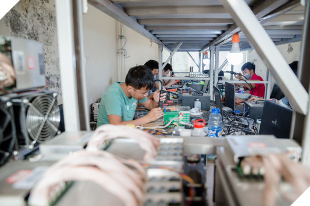 
Nhân viên sửa chữa đang sửa máy ở mỏ Bitmain
