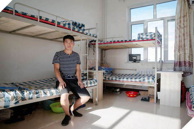 
Thợ mỏ Hou Jie, 24 tuổi, chia sẻ phòng ký túc xá với 7 đồng nghiệp
