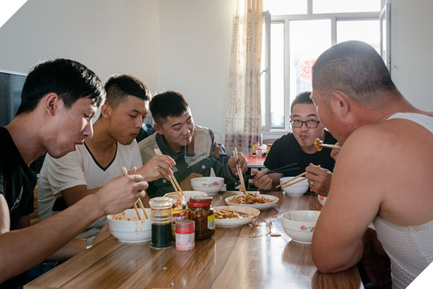 
Các thợ mỏ đang dùng bữa cùng nhau
