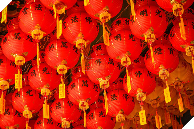 Ở Trung Quốc, màu đỏ thường xuất hiện trong các lễ hội và mang ý nghĩa của sự may mắn, thịnh vượng, hạnh phúc và trường thọ.
 
