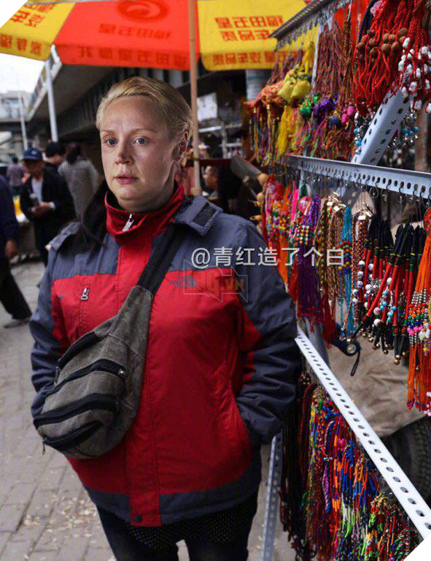 Khi không phải bảo vệ Sansa, Brian đi bán hàng rong