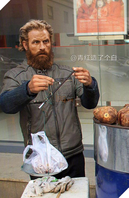 Tormund đi bán thịt gà, để bộ râu đó chắc ế sập quán luôn quá…