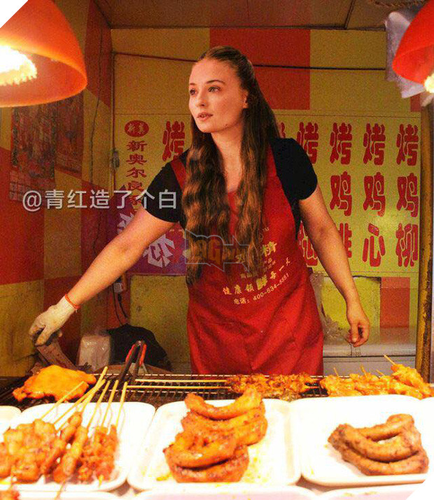 Aha! Sansa đi bán xúc xích, món ăn quen thuộc của anh chồng cũ Ramsey đây này…