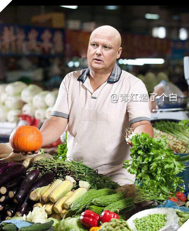 Thái giám lươn lẹo Varys chọn chung nghề với Cersei nhưng mà ít ra còn có cái sạp!