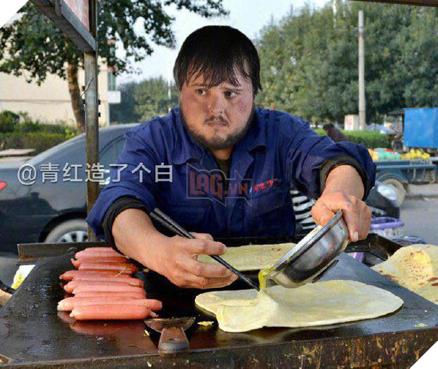 Sam béo và hàng hot dog của anh chắc sẽ đắt nhất phố ăn vặt luôn!