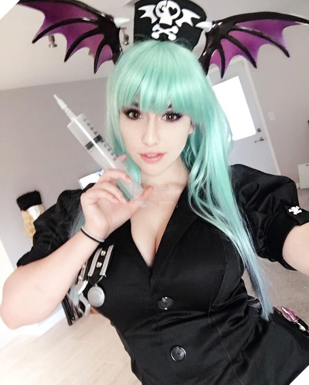 
Cô nàng Morrigan Aensland sở hữu mái tóc xanh dài cùng vóc dáng cực kỳ sexy trong bộ trang phục dơi màu đen.
