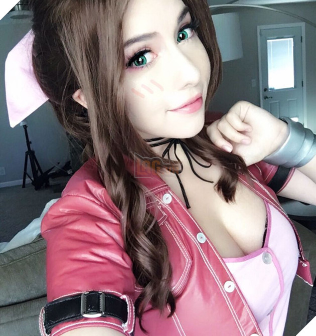 
Nhìn cô ấy thật là đáng yêu.
