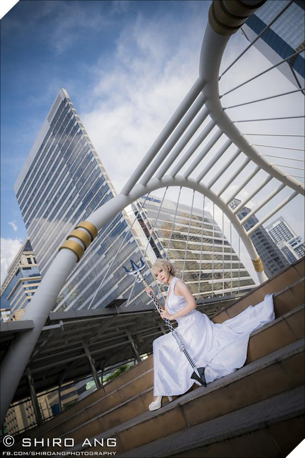 Cosplay nàng công chúa Lunafreya bạc mệnh trong Final Fantasy XV