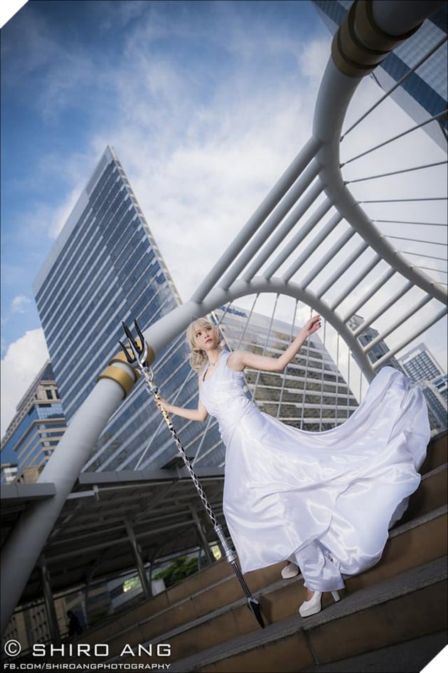 Cosplay nàng công chúa Lunafreya bạc mệnh trong Final Fantasy XV