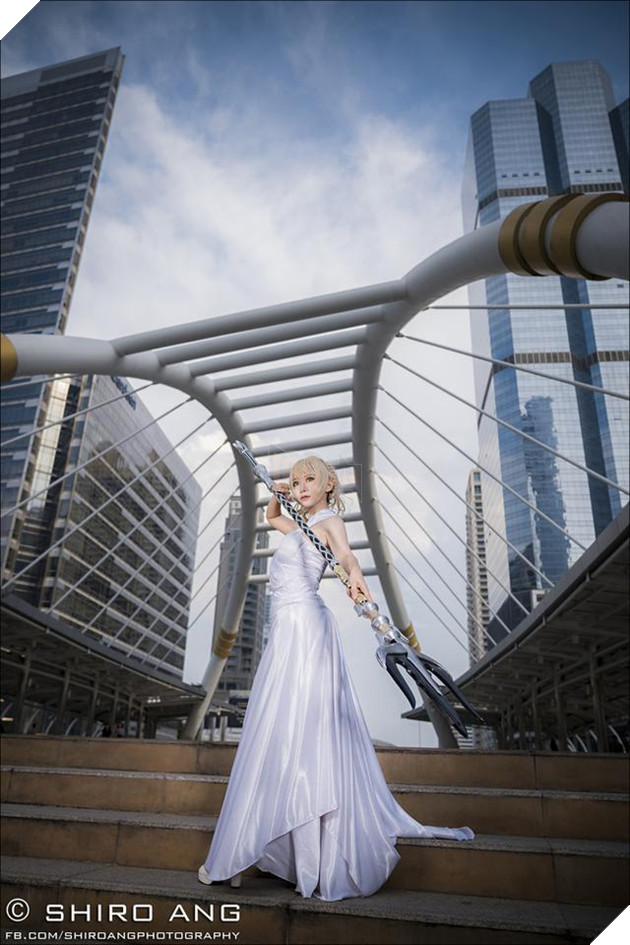 Cosplay nàng công chúa Lunafreya bạc mệnh trong Final Fantasy XV