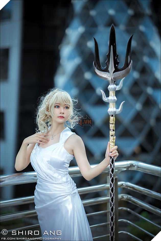 Cosplay nàng công chúa Lunafreya bạc mệnh trong Final Fantasy XV