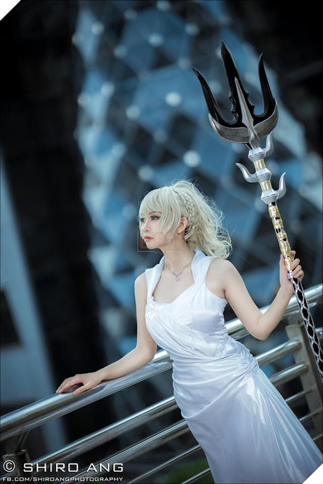 Cosplay nàng công chúa Lunafreya bạc mệnh trong Final Fantasy XV