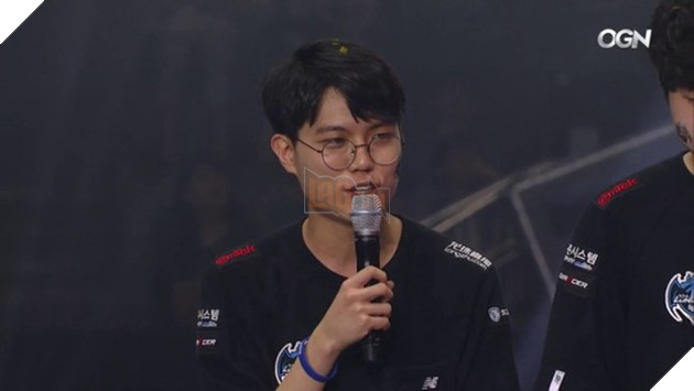 Lật đổ SKT T1 để lên ngôi vương, anh cả của Longzhu vẫn phải cúi đầu xin lỗi fan vì điều này