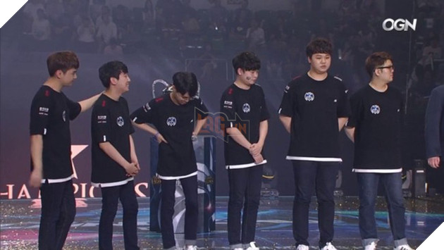 Lật đổ SKT T1 để lên ngôi vương, anh cả của Longzhu vẫn phải cúi đầu xin lỗi fan vì điều này