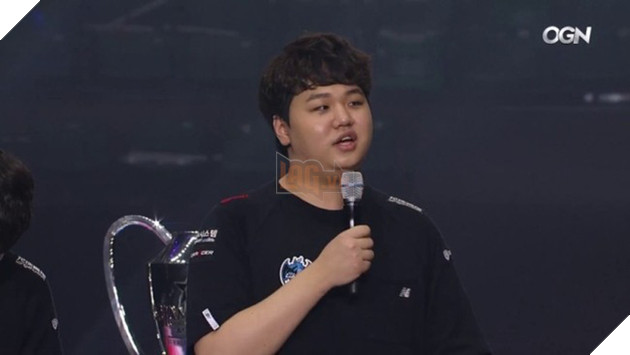 Lật đổ SKT T1 để lên ngôi vương, anh cả của Longzhu vẫn phải cúi đầu xin lỗi fan vì điều này