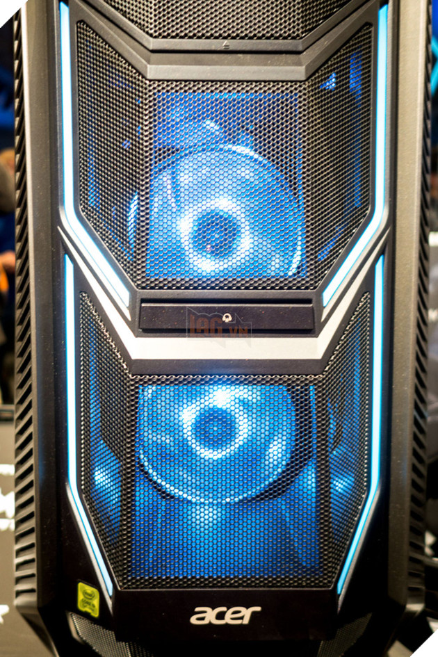 Acer ra mắt máy tính chơi game cấu hình khủng, chip Intel Core i9-7980XE 18 nhân, 4 card màn hình AMD Radeon Vega 4