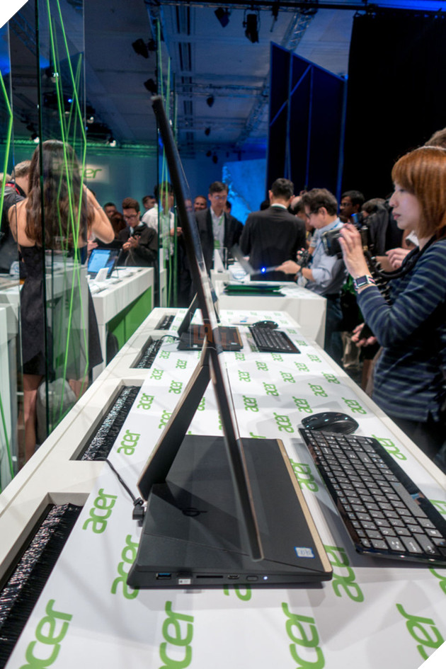 Acer ra mắt máy tính chơi game cấu hình khủng, chip Intel Core i9-7980XE 18 nhân, 4 card màn hình AMD Radeon Vega 8