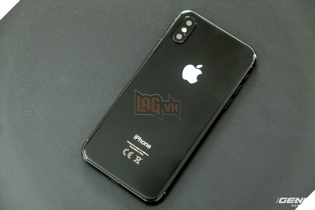 
Mặt lưng của iPhone 8 được làm bằng kính, không còn sử dụng kim loại như các thế hệ iPhone gần đây. Các dải anten bằng nhựa ở mặt lưng cũng đã biến mất, mặc dù vẫn còn tồn tại ở hai cạnh bên
