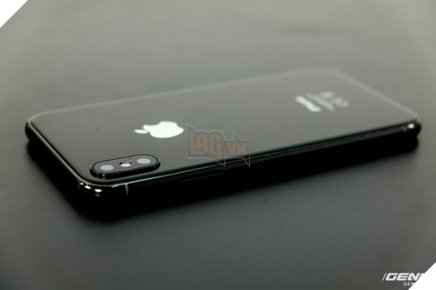 
Cụm camera của iPhone 8 vẫn lồi lên một chút so với mặt lưng
