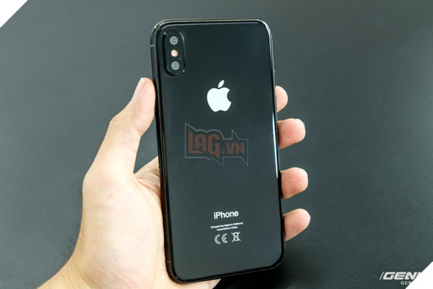 
Cầm trên tay iPhone 8 khá giống iPhone 7 Plus Jet Black, tuy nhiên do máy có kích thước bé hơn rất nhiều nên cảm giác cũng thoải mái hơn
