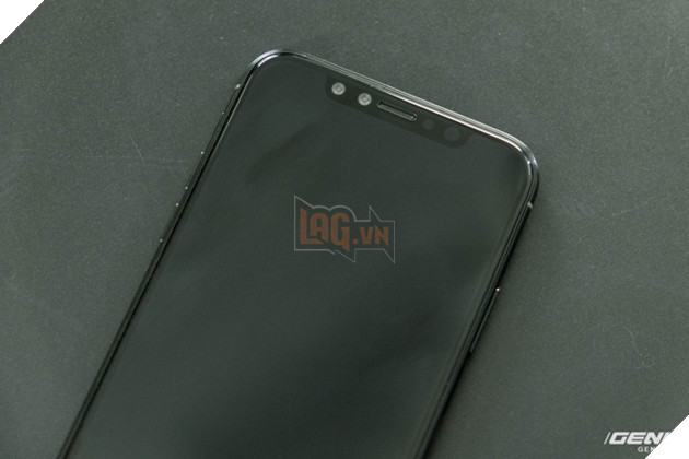 
Nhiều tin đồn cho biết Apple chưa thể tích hợp cảm biến vân tay của iPhone 8 vào trong màn hình. Chính vì vậy, iPhone 8 sẽ được trang bị hệ thống bảo mật sinh trắc học sử dụng camera và hồng ngoại để nhận diện khuôn mặt.
