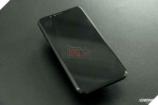 
Đây là iPhone 8. Máy sở hữu thiết kế mặt trước được bao trọn bởi màn hình 5.8 inch OLED
