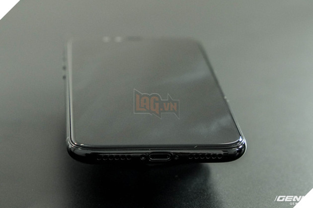 
Cạnh dưới của máy gồm loa ngoài, mic thoại và cổng Lightning. Máy không có jack cắm tai nghe 3.5mm
