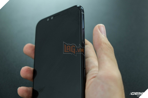 
Giả thiết này càng trở nên có cơ sở hơn khi nút nguồn iPhone 8 dài hơn so với các thế hệ iPhone trước đây, gần bằng đốt ngón tay cái của người dùng
