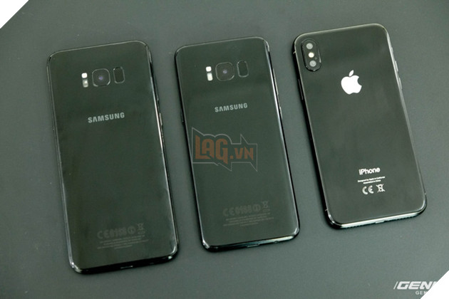 
Mặt lưng của cả ba máy đều được làm bằng kính. Samsung đặt cảm biến vân tay của S8 ở mặt sau, trong khi với iPhone 8, một số tin đồn cho biết máy sẽ không có cảm biến vân tay mà dựa hoàn toàn vào khả năng nhận diện khuôn mặt
