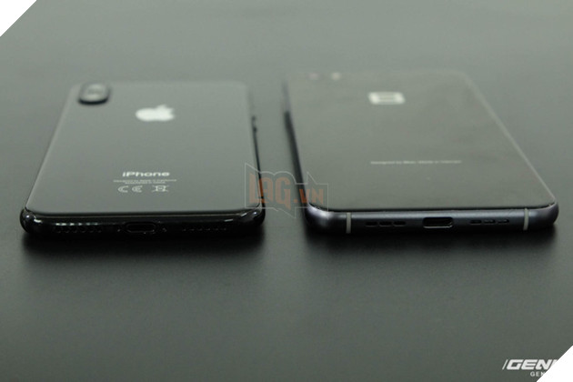 
Cạnh dưới của hai máy đều được thiết kế đối xứng hoàn hảo, bao gồm mic thoại, cổng kết nối và loa ngoài. Cả iPhone 8 và Bphone 2017 đều không có jack cắm tai nghe 3.5mm.
