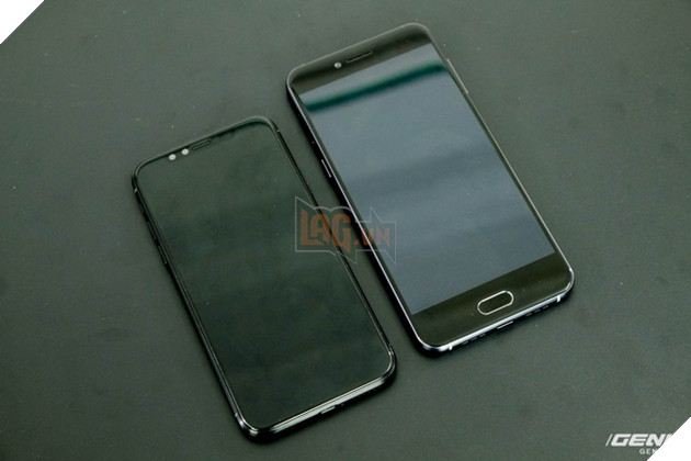 
Bphone 2017 có kích thước lớn hơn iPhone 8 do có viền màn hình dày hơn. Máy cũng sở hữu phím Home vật lý, trong khi iPhone 8 sẽ là thế hệ iPhone đầu tiên loại bỏ phím bấm này
