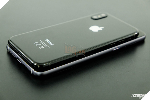 
Phần viền của Bphone 2017 được làm nhám, trong khi iPhone 8 lại bóng
