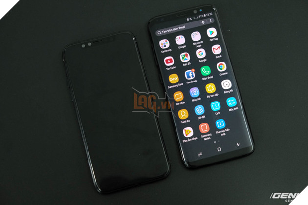 
Cả hai chiếc máy đều sở hữu màn hình 5.8 inch, tuy nhiên Galaxy S8 thon dài hơn

