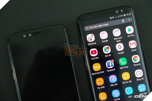 
Samsung vẫn để một phần viền nhỏ ở trên để tạo chỗ cho camera, loa thoại, cảm biến... Trong khi đó, các thành phần này của iPhone 8 được đặt ở một dải nhỏ ở chính giữa, lẹm vào màn hình
