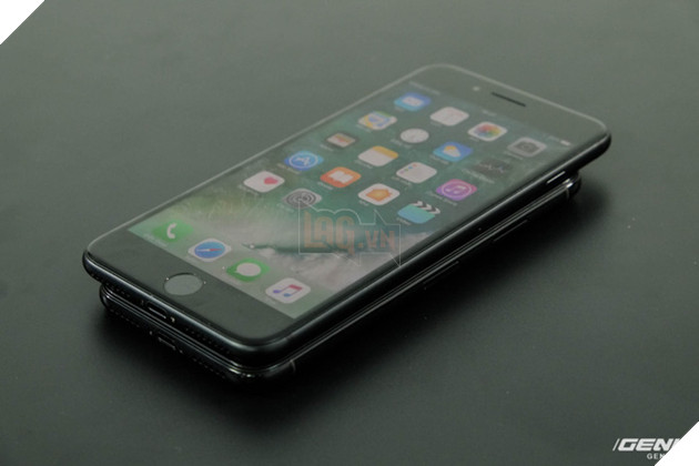 
Có thể thấy, khi so sánh với iPhone 8, iPhone 7 Plus có kích thước lớn hơn rất nhiều mặc dù màn hình chỉ là 5.5 inch
