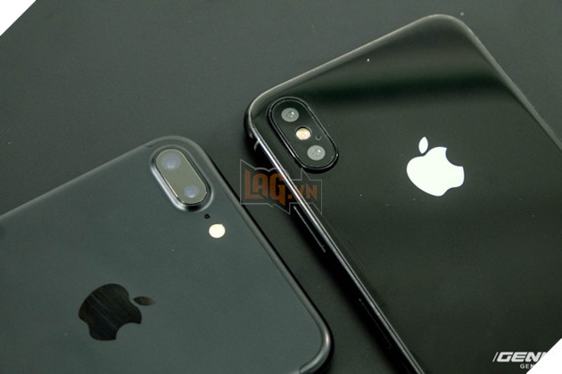 
Cụm camera kép của iPhone 8 được đặt nằm dọc, trong khi iPhone 7 Plus nằm ngang. Đây là điểm nhiều người không hài lòng nhất ở thiết kế iPhone 8, khi họ vẫn cảm thấy quen mắt hơn với cụm camera kép nằm ngang.
