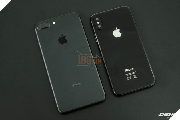 
Chuyển sang mặt sau, chúng ta tiếp tục được chứng kiến sự khác biệt lớn về kích thước của hai máy
