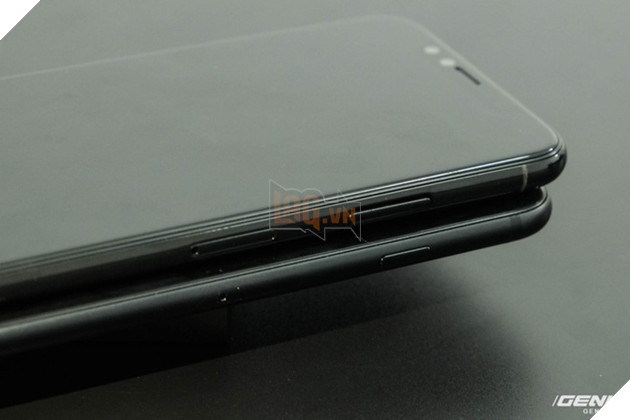 
Nhưng, nút nguồn của iPhone 8 lại dài hơn iPhone 7 Plus. Một số thông tin rò rỉ cho biết Apple sẽ tích hợp cảm biến vân tay của iPhone 8 vào nút nguồn của máy
