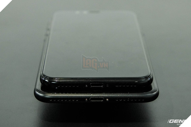 
Cạnh dưới của cả hai máy khá giống nhau, khi đều bao gồm dải loa, mic thoại và cổng Lightning. Jack cắm tai nghe 3.5mm sẽ không trở lại trên iPhone 8.
