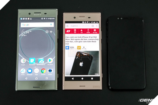 
Sony là một nhà sản xuất khá bảo thủ khi nói về thiết kế smartphone. Hai dòng máy cao cấp gần đây của Sony là Xperia XZ Premium (trái) và Xperia XZ1 (giữa) đều sở hữu viền màn hình rất dày, cộng thêm bốn cạnh vuông vức nên rất to, cảm giác cầm nắm cũng thua kém rất nhiều so với iPhone 8
